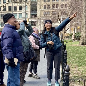 Guide Alyssa Bueno leading an outing at Madison Square Park. Photo: Emily Dickinson